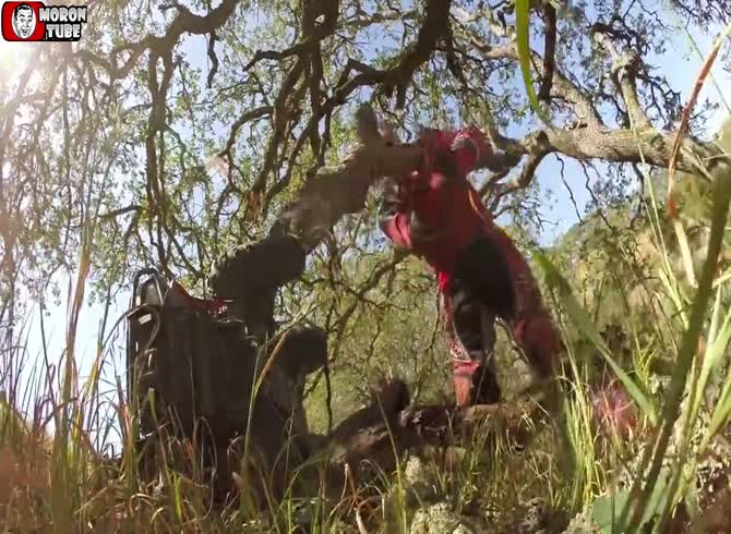Video :A biker helps a quad pilot who is injured in an accident escape